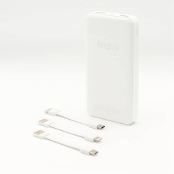 پاوربانک ردمی با ظرفیت ۲۰۰۰۰ میلی‌آمپر، مجهز به سه کابل داخلی (Micro U
